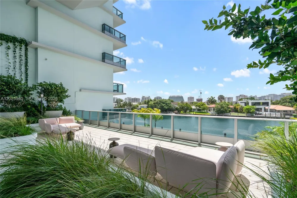 9221 E Bay Harbor Dr #408 Bay Harbor Islands, FL 33154