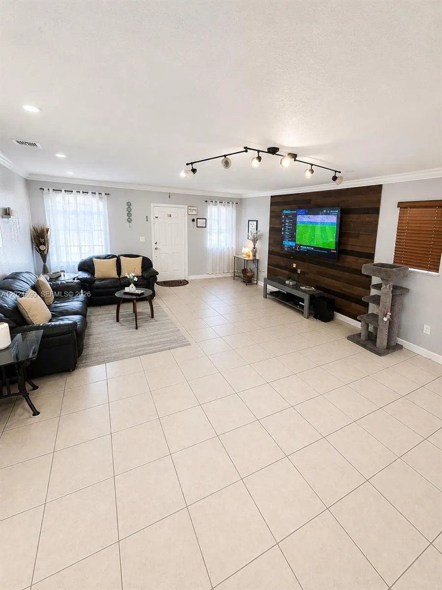 7305 NW 173rd Dr #102 Hialeah, FL 33015