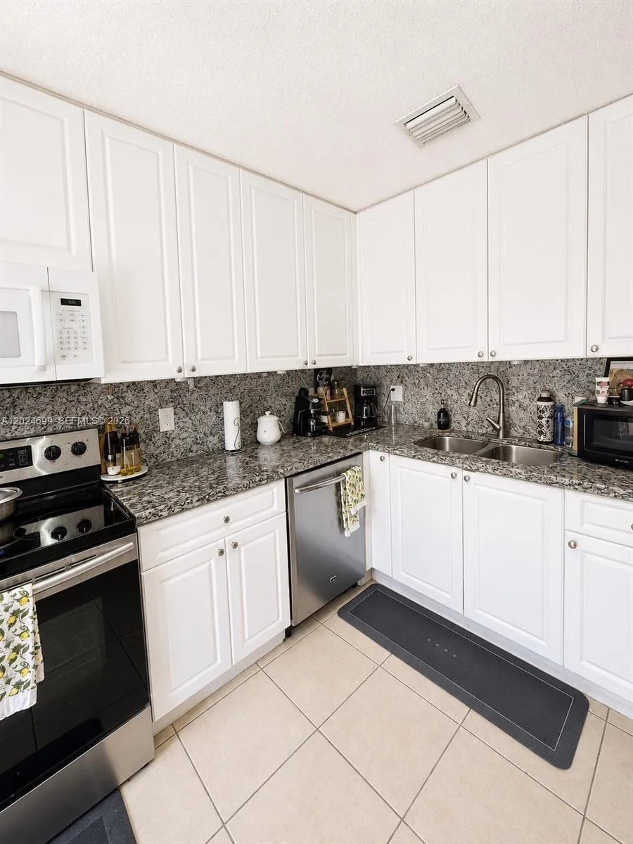 7305 NW 173rd Dr #102 Hialeah, FL 33015