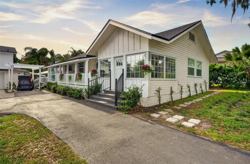 1099 GROVE AVENUE Mount Dora, FL 32757