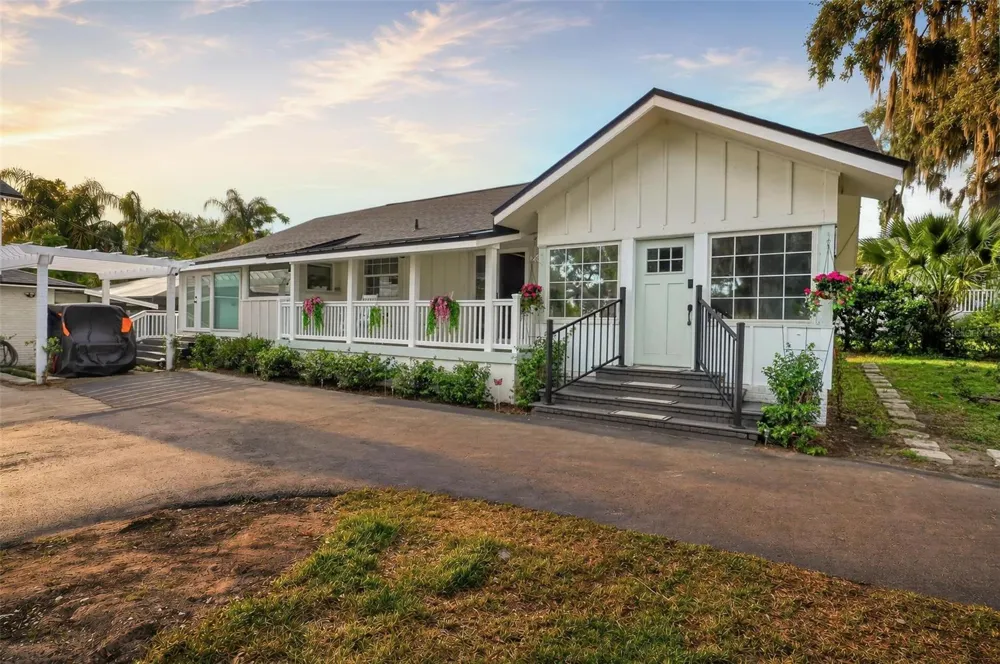 1099 GROVE AVENUE Mount Dora, FL 32757