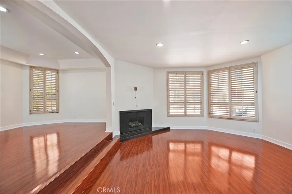 5333 Zelzah Avenue #102 Encino, CA 91316