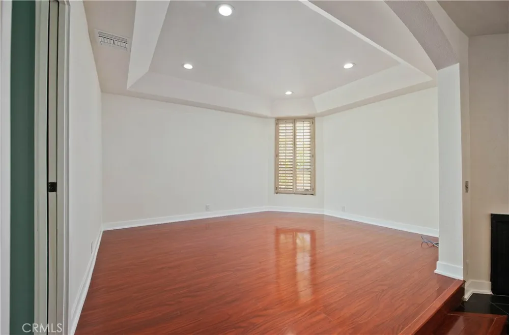 5333 Zelzah Avenue #102 Encino, CA 91316