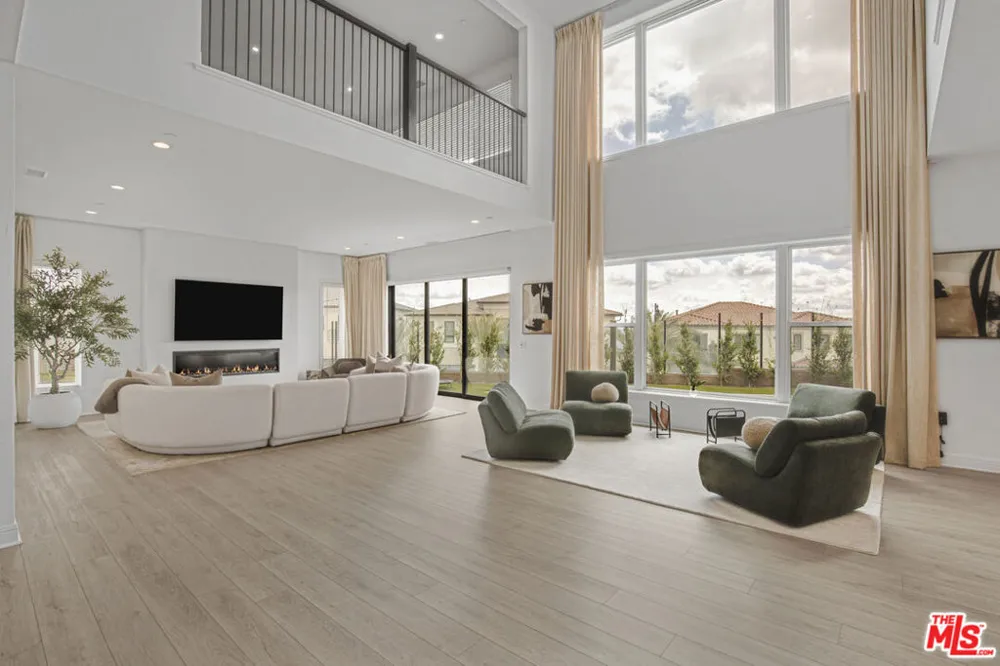20204 W Albion Way Porter Ranch, CA 91326