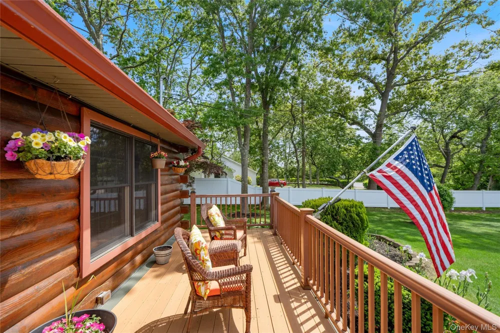355 Woodland Avenue Manorville, NY 11949