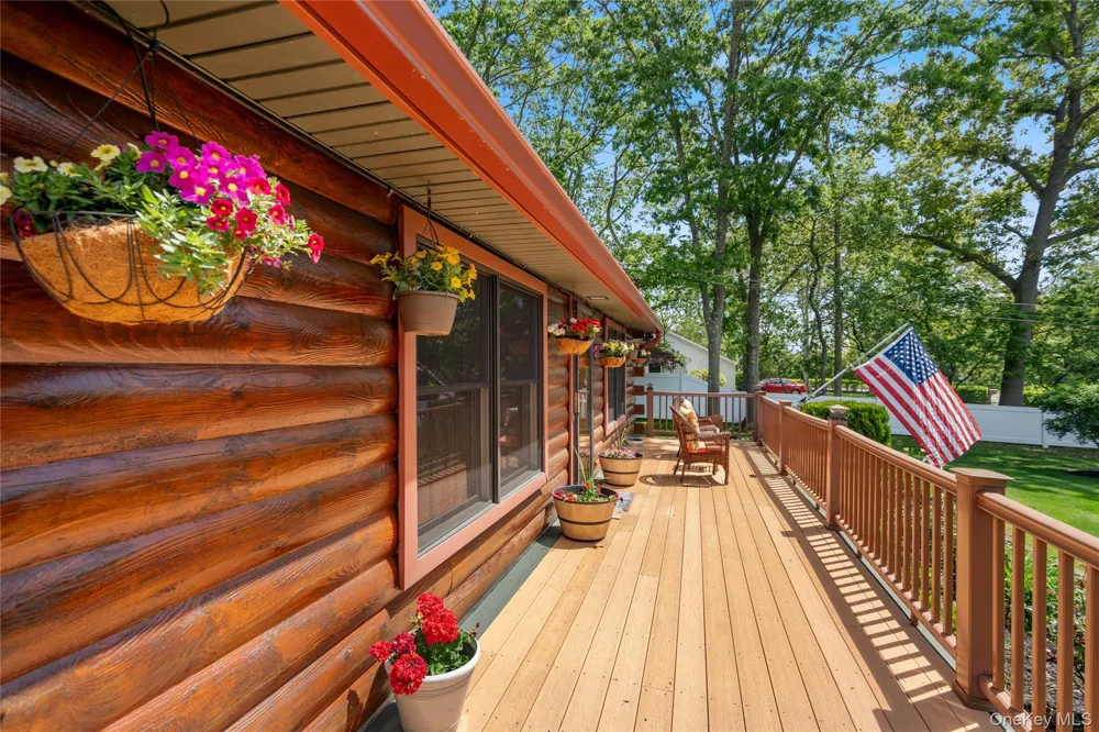 355 Woodland Avenue Manorville, NY 11949