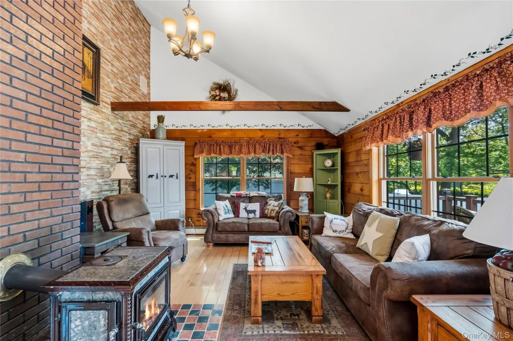 355 Woodland Avenue Manorville, NY 11949