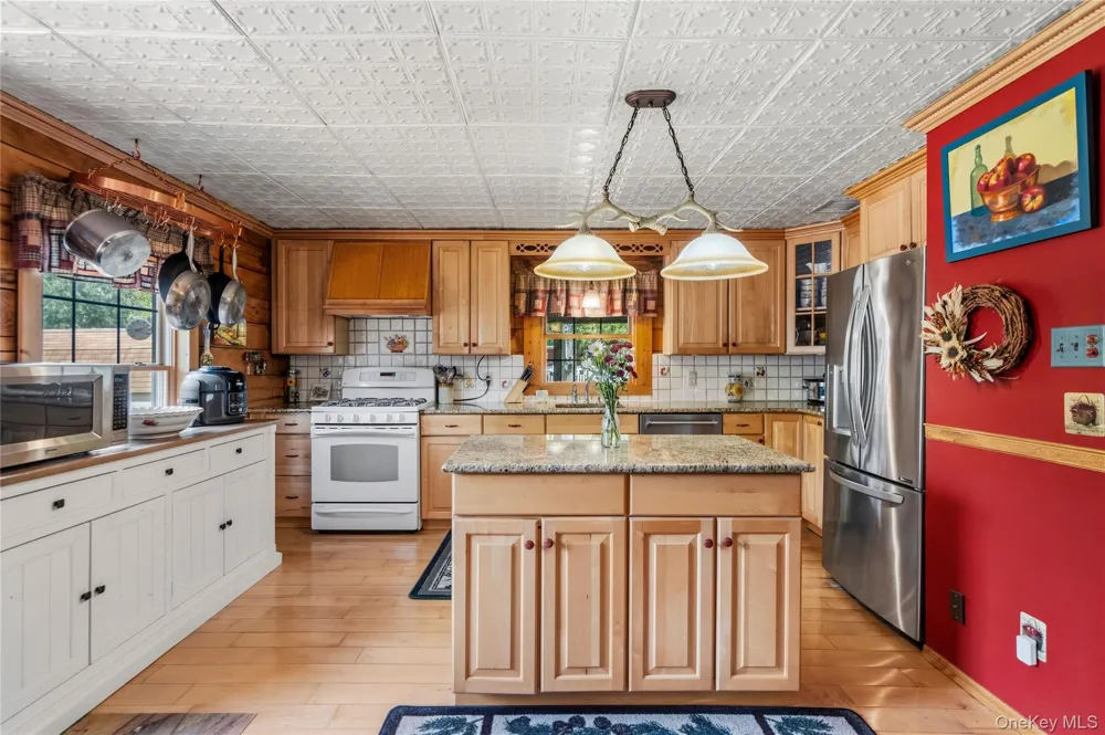355 Woodland Avenue Manorville, NY 11949