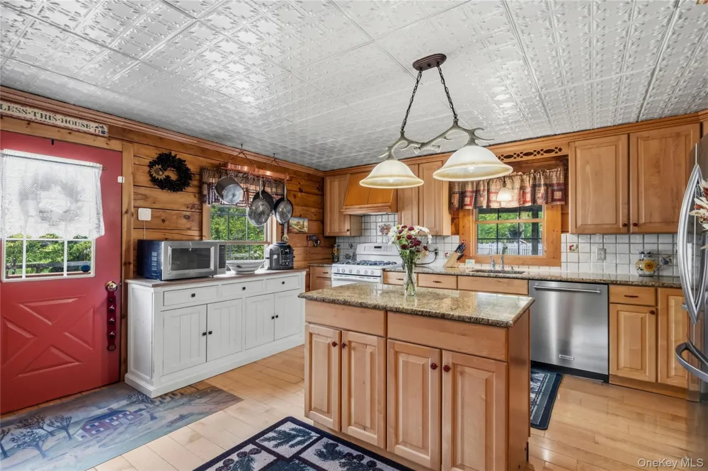 355 Woodland Avenue Manorville, NY 11949