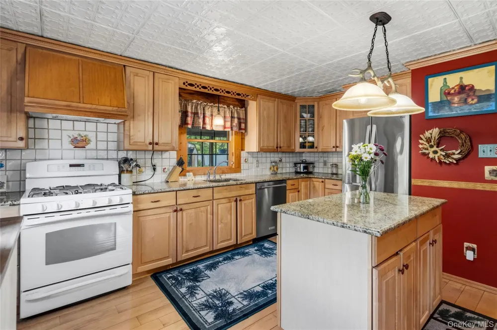 355 Woodland Avenue Manorville, NY 11949