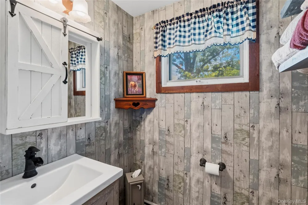 355 Woodland Avenue Manorville, NY 11949
