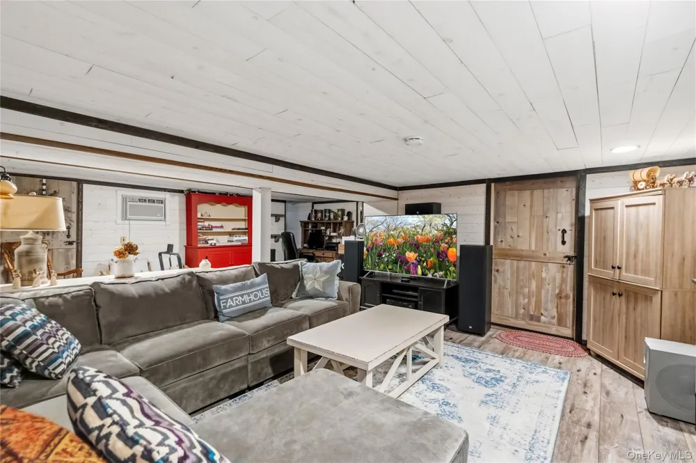 355 Woodland Avenue Manorville, NY 11949