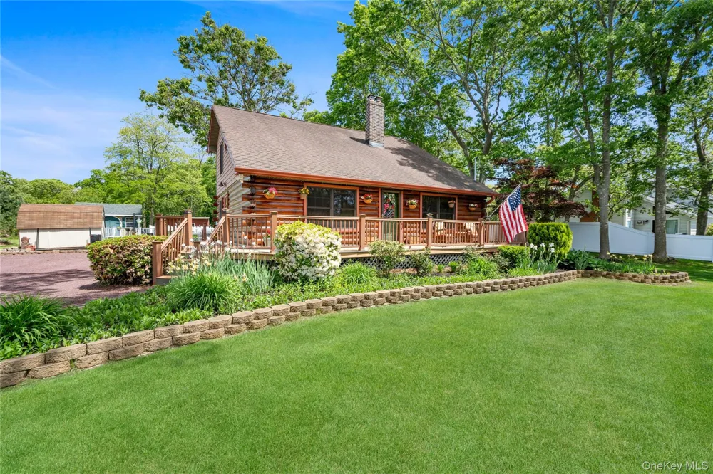 355 Woodland Avenue Manorville, NY 11949