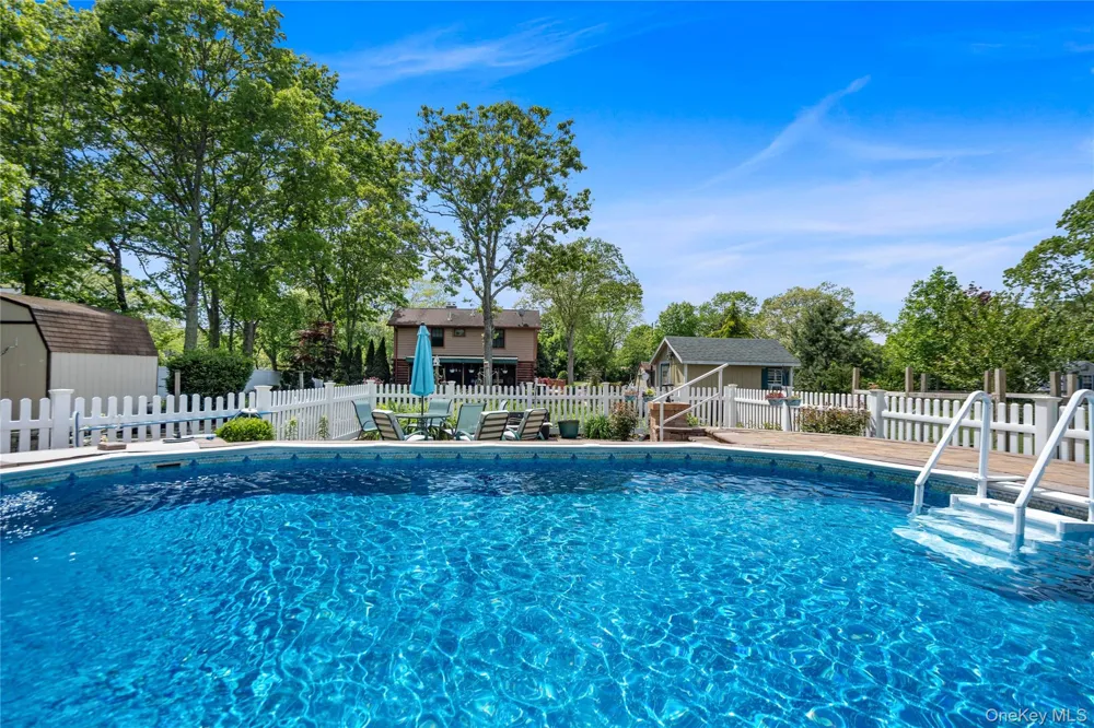 355 Woodland Avenue Manorville, NY 11949