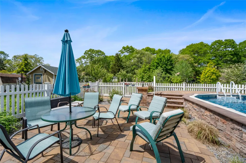 355 Woodland Avenue Manorville, NY 11949