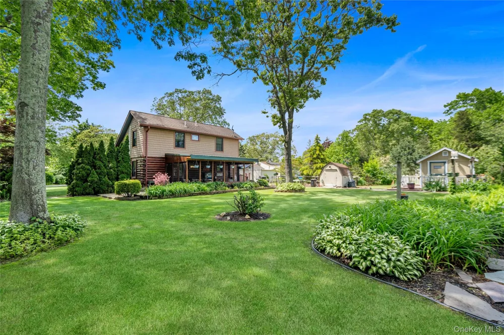 355 Woodland Avenue Manorville, NY 11949