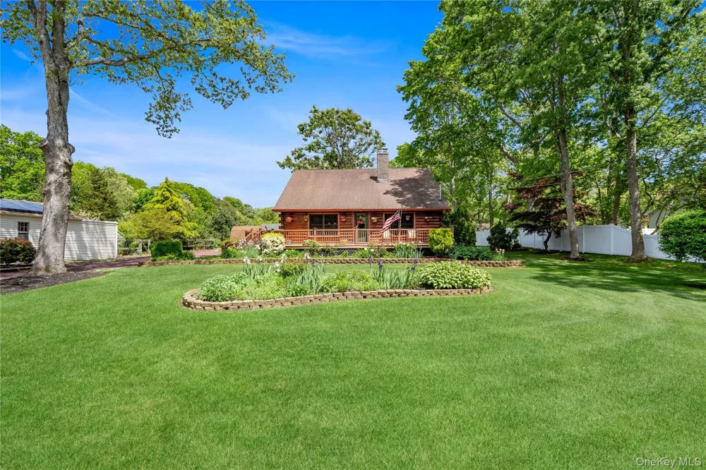 355 Woodland Avenue Manorville, NY 11949