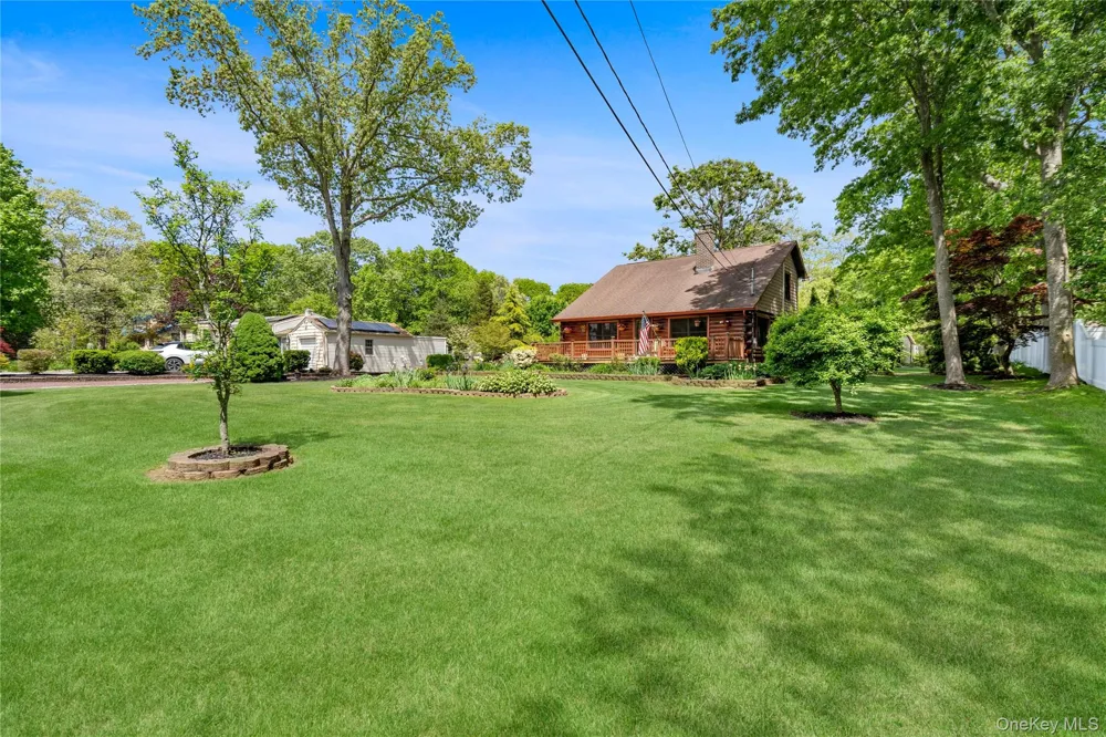 355 Woodland Avenue Manorville, NY 11949