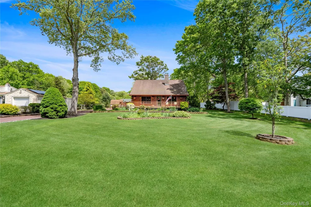355 Woodland Avenue Manorville, NY 11949
