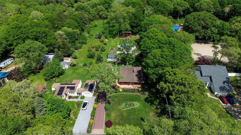 355 Woodland Avenue Manorville, NY 11949