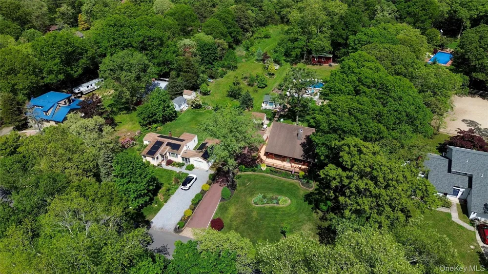355 Woodland Avenue Manorville, NY 11949