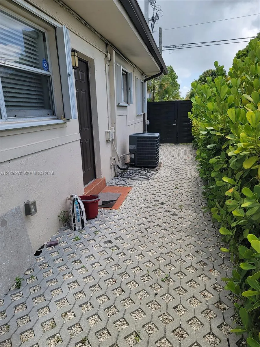 1052 SW 79th Ave #. Miami, FL 33144