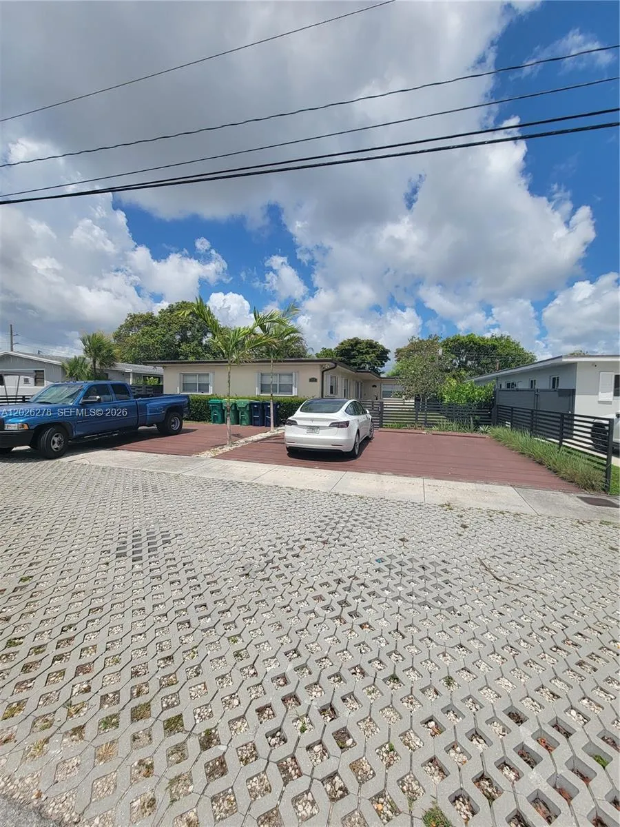 1052 SW 79th Ave #. Miami, FL 33144