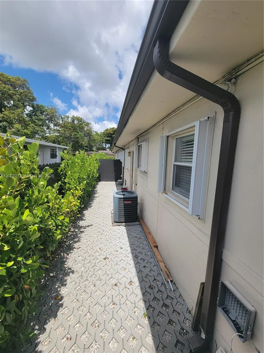1052 SW 79th Ave #. Miami, FL 33144