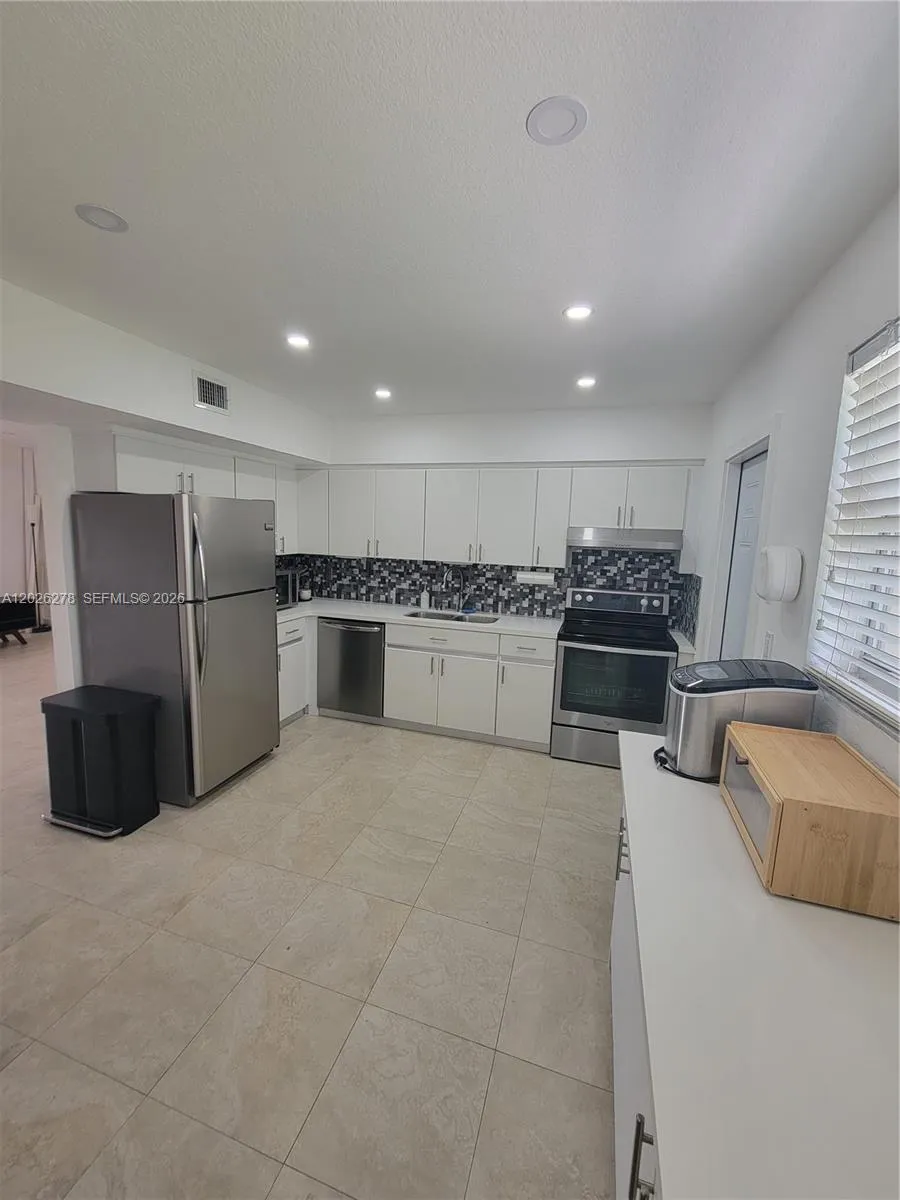 1052 SW 79th Ave #. Miami, FL 33144