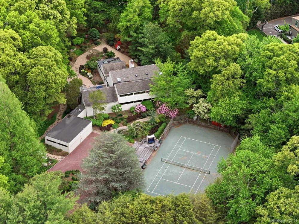 6 Deepwood Court Old Westbury, NY 11568