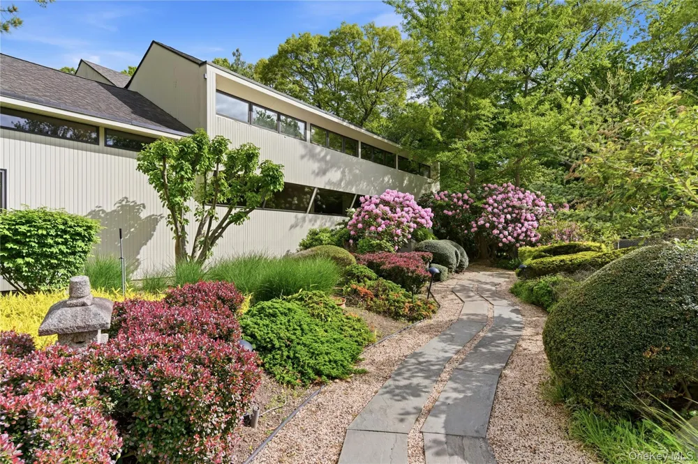 6 Deepwood Court Old Westbury, NY 11568