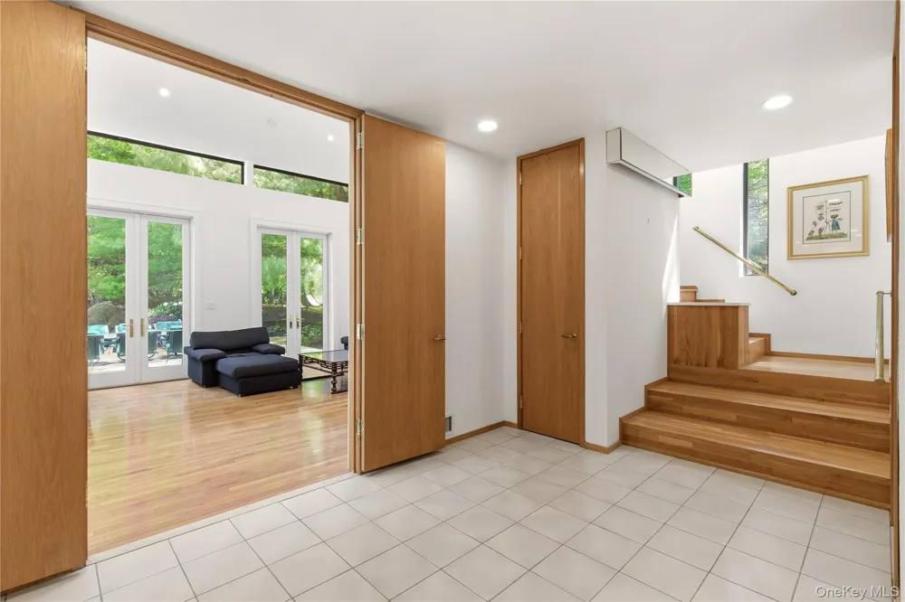 6 Deepwood Court Old Westbury, NY 11568