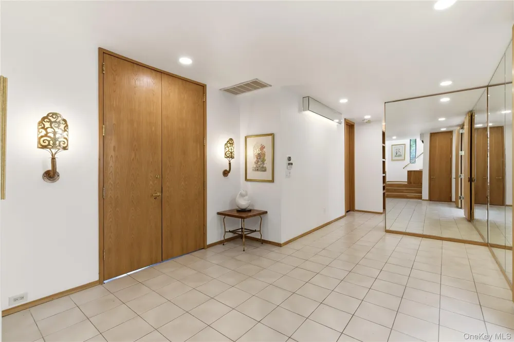 6 Deepwood Court Old Westbury, NY 11568