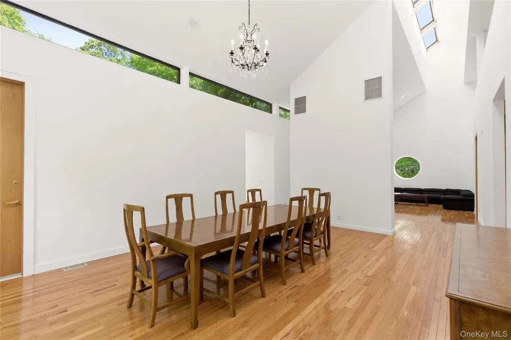 6 Deepwood Court Old Westbury, NY 11568