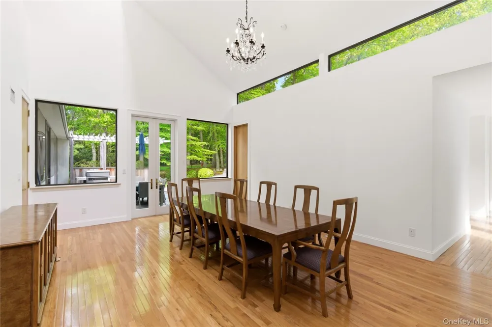 6 Deepwood Court Old Westbury, NY 11568
