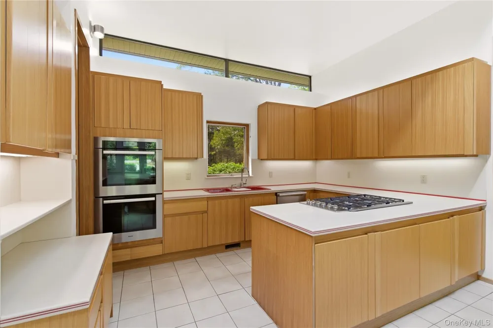 6 Deepwood Court Old Westbury, NY 11568