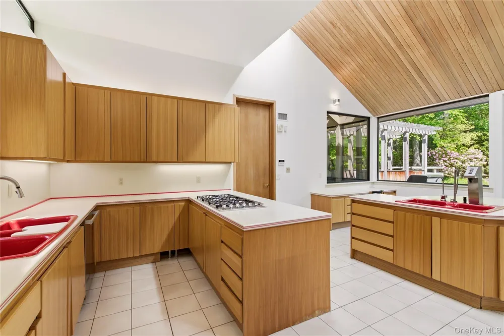 6 Deepwood Court Old Westbury, NY 11568