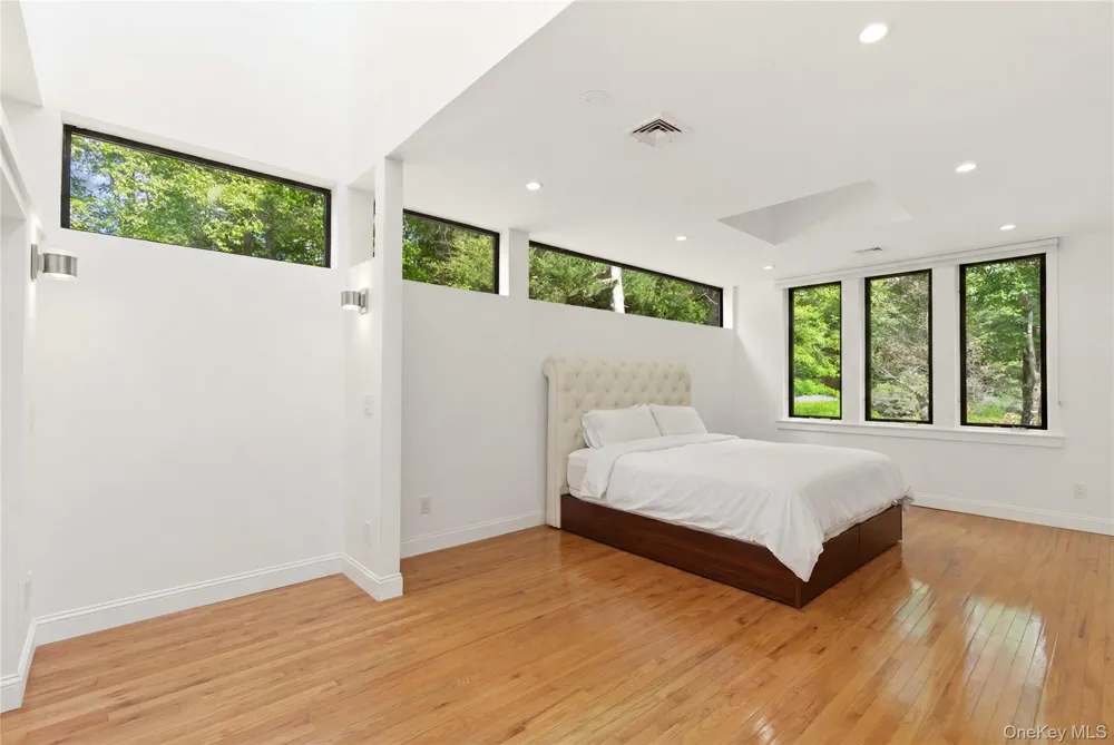 6 Deepwood Court Old Westbury, NY 11568