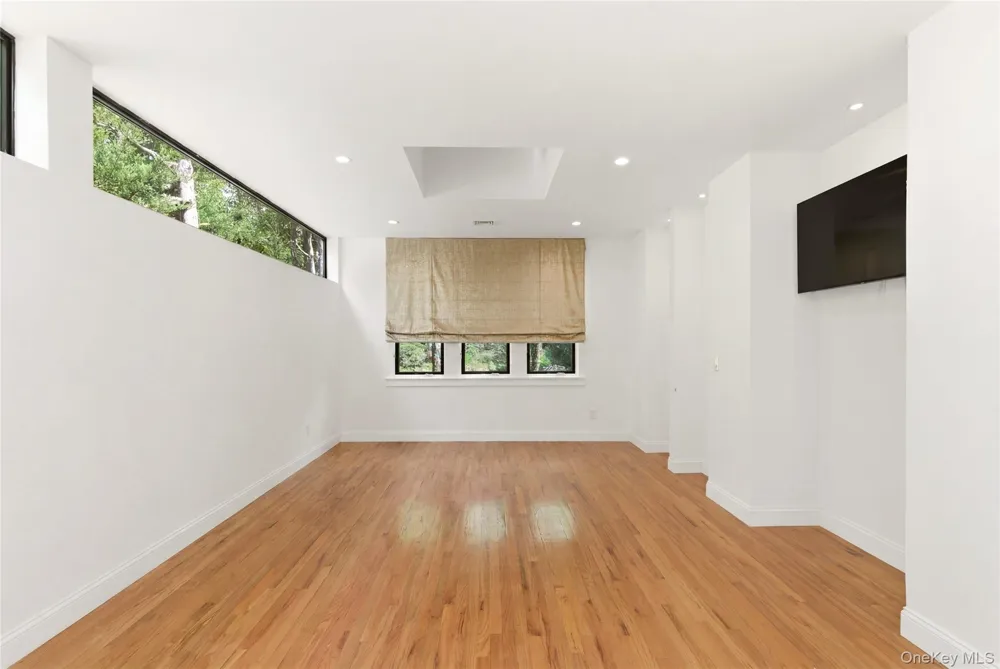 6 Deepwood Court Old Westbury, NY 11568
