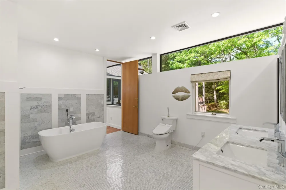6 Deepwood Court Old Westbury, NY 11568