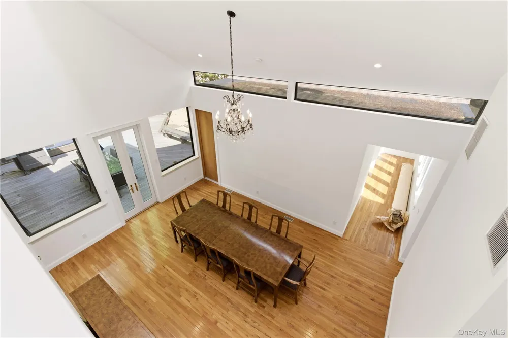 6 Deepwood Court Old Westbury, NY 11568