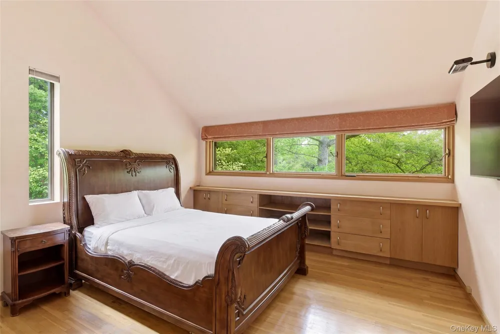 6 Deepwood Court Old Westbury, NY 11568