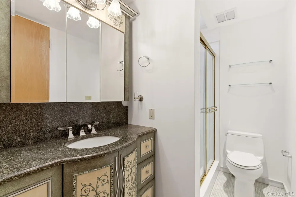 6 Deepwood Court Old Westbury, NY 11568
