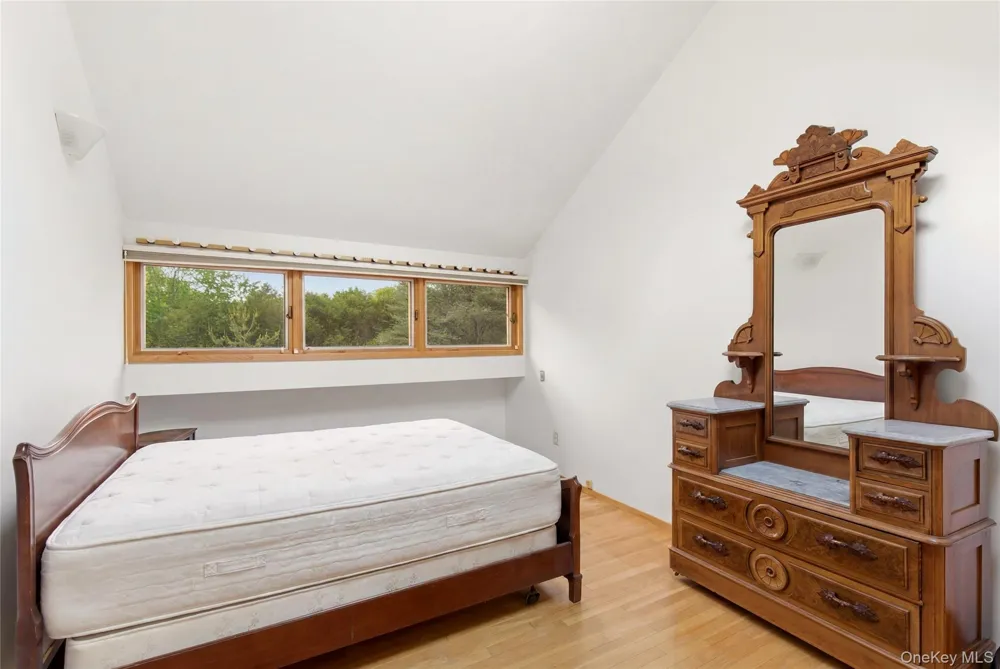 6 Deepwood Court Old Westbury, NY 11568