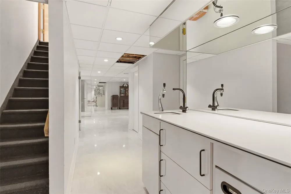 6 Deepwood Court Old Westbury, NY 11568