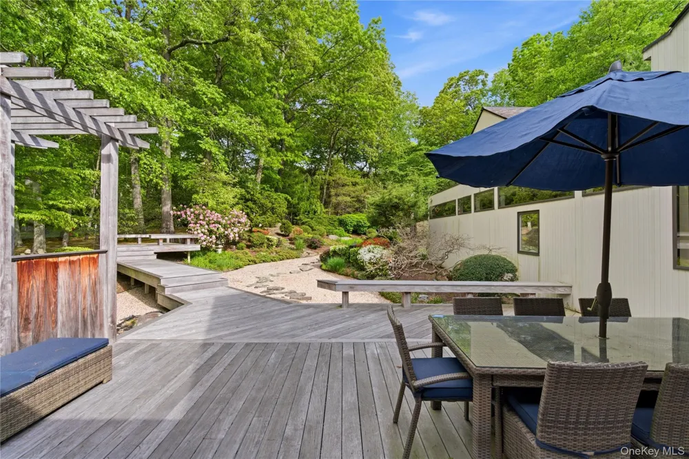 6 Deepwood Court Old Westbury, NY 11568