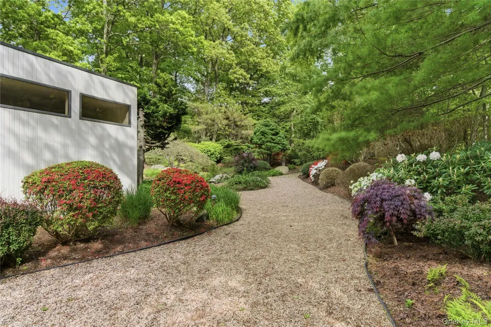 6 Deepwood Court Old Westbury, NY 11568