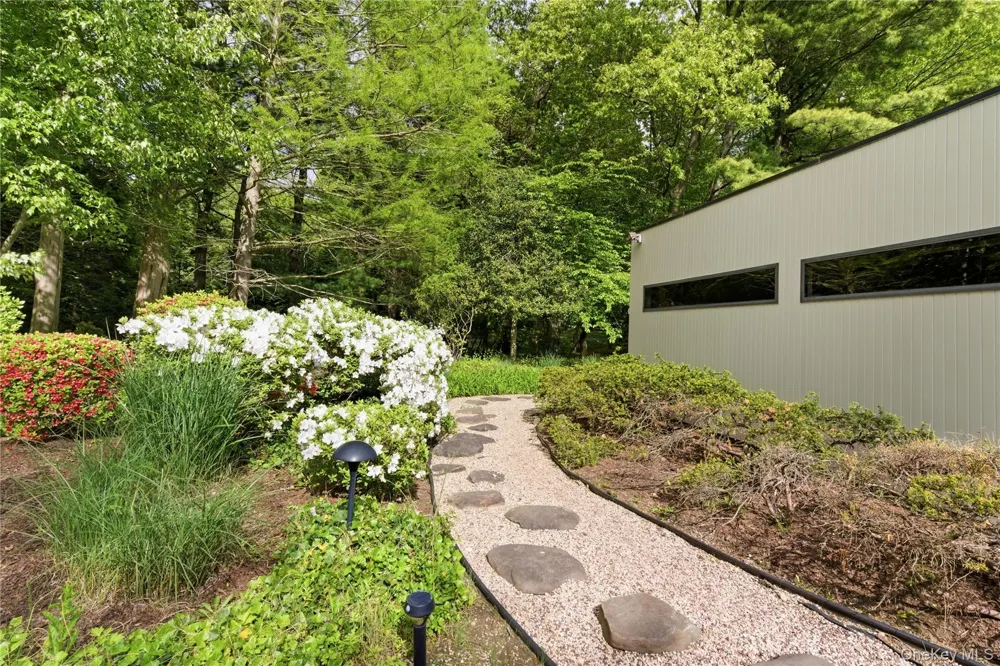 6 Deepwood Court Old Westbury, NY 11568