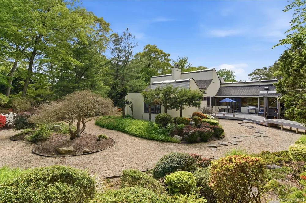 6 Deepwood Court Old Westbury, NY 11568