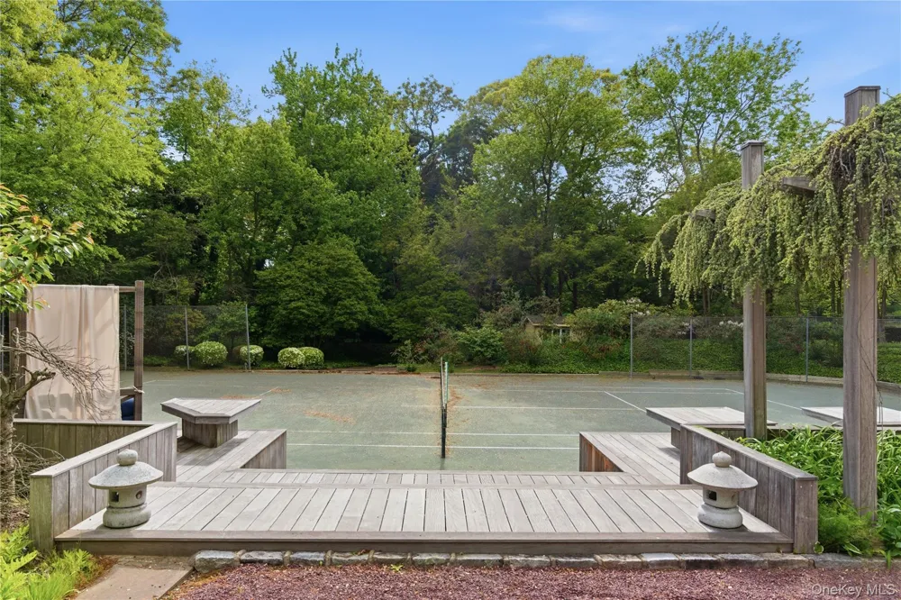 6 Deepwood Court Old Westbury, NY 11568
